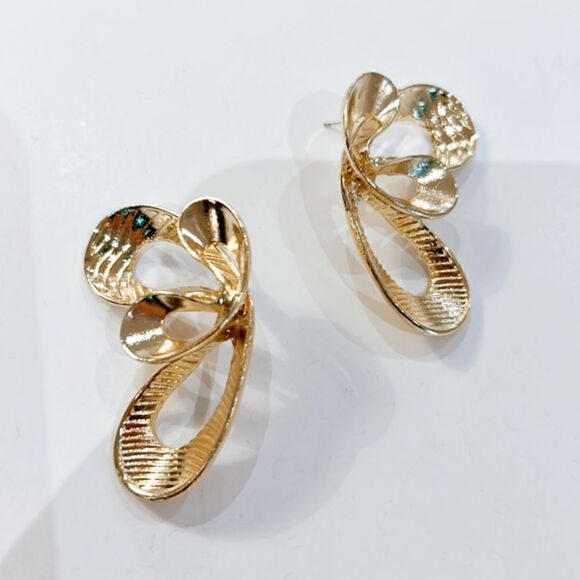 Anthropologie Jewelry - gold bow stud earrings H43